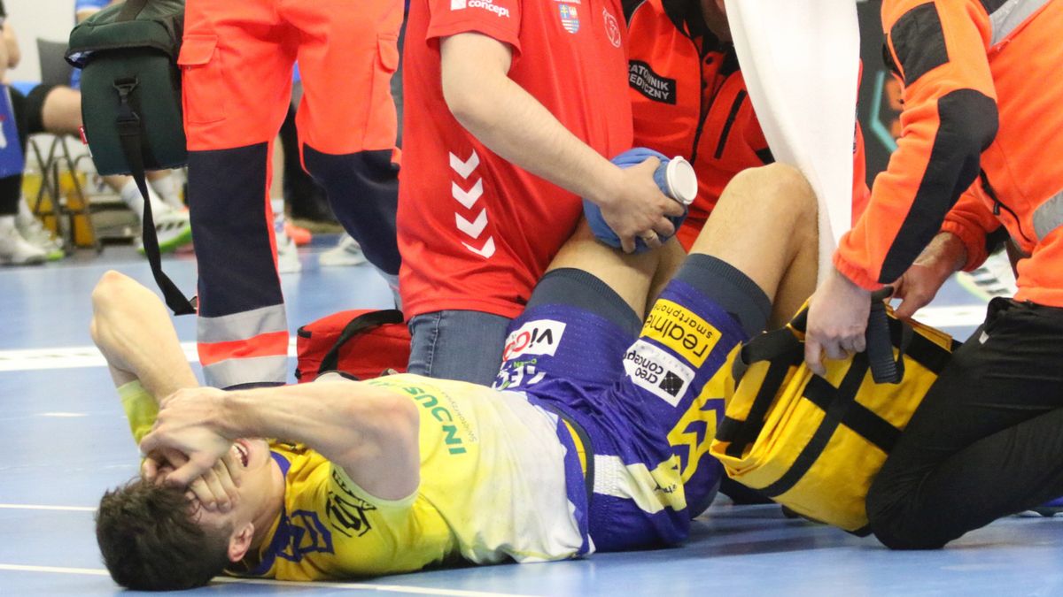 PAP / Krzysztof Świderski / Na zdjęciu: kontuzjowany Szymon Sićko