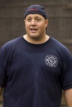 Kevin James z kamerą wśród zwierząt