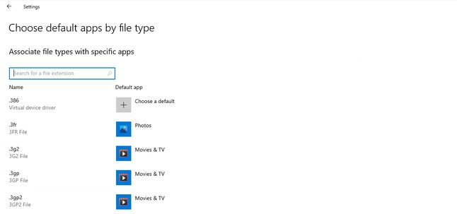 Wyszukiwarka w ustawieniach domyślnych aplikacji to drobiazg, ale znacznie przyspieszy poruszanie się po liście, fot. Microsoft.