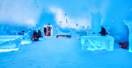 Lodowy hotel. Do budowy użyto 550 ton lodu i śniegu