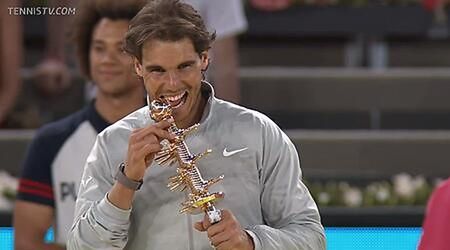 Zgodnie ze swoim zwyczajem, Nadal wgryzał się w trofeum, które otrzymał za triumf w Madrycie (Foto: Twitter)