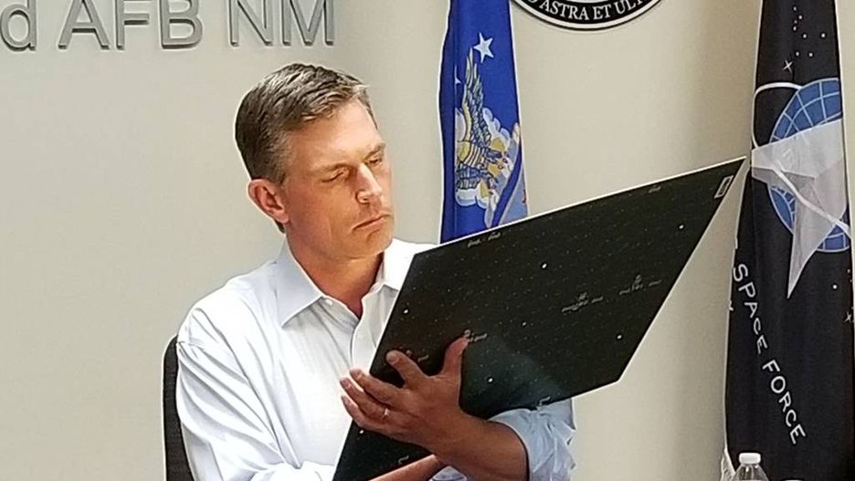 Senator Martin Heinrich bada jeden z wielowarstwowych paneli fotowoltaicznych opracowanych na potrzeby projektu Space Solar Power Incremental Demonstrations and Research (SSPIDR) w Laboratorium Badawczym Sił Powietrznych 