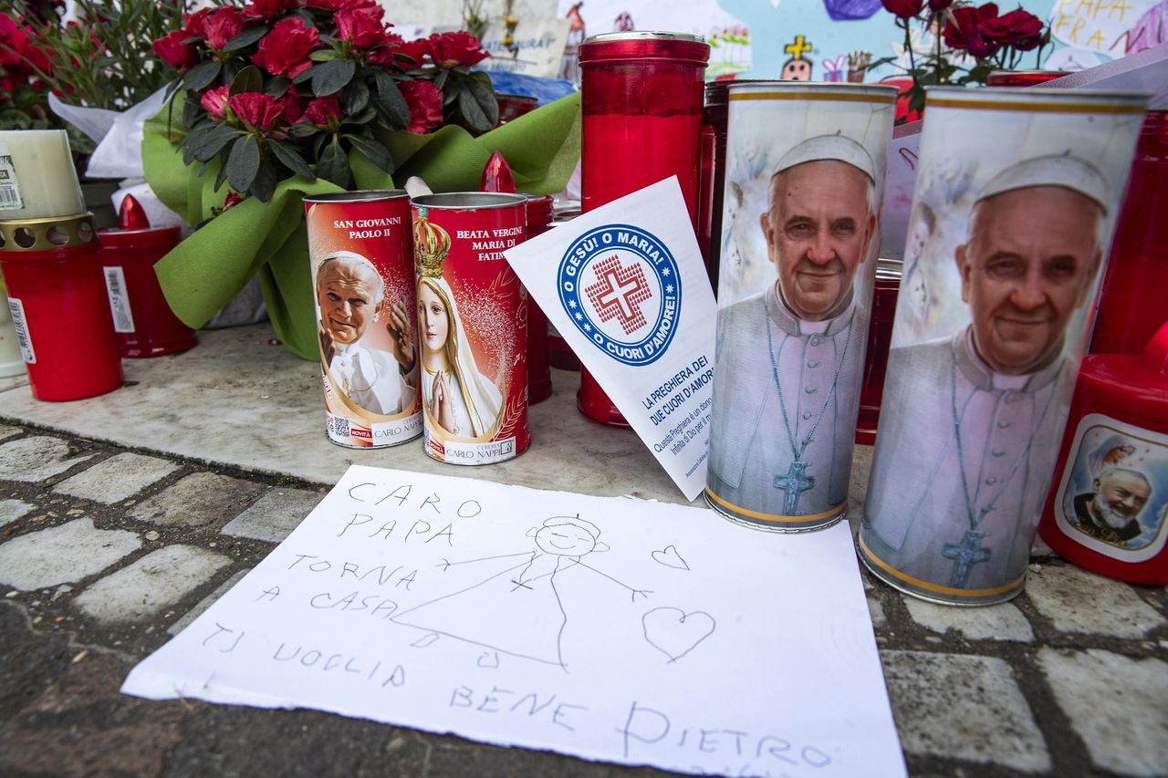 Klinikmitarbeiter beten für Papst Franziskus im Krankenhaus