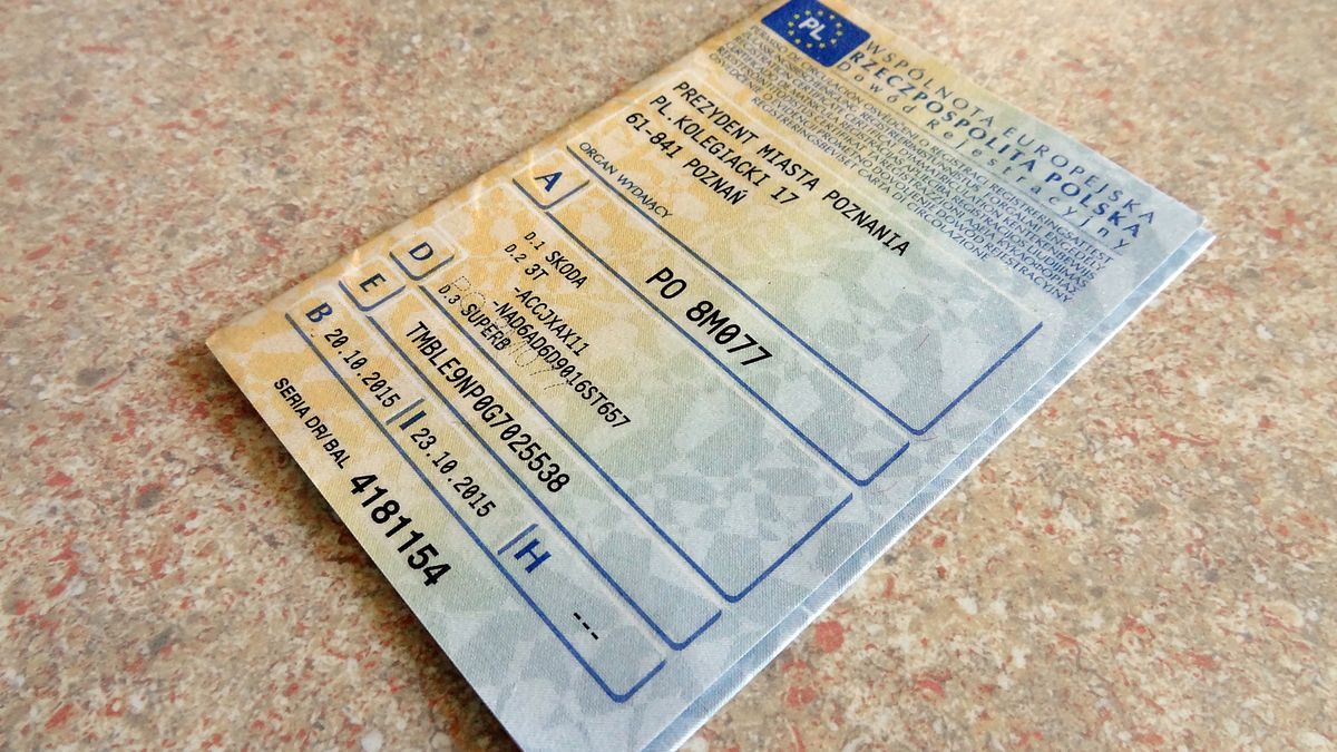 Jest wiele sytuacji, kiedy policjant może zatrzymać nasz dowód rejestracyjny