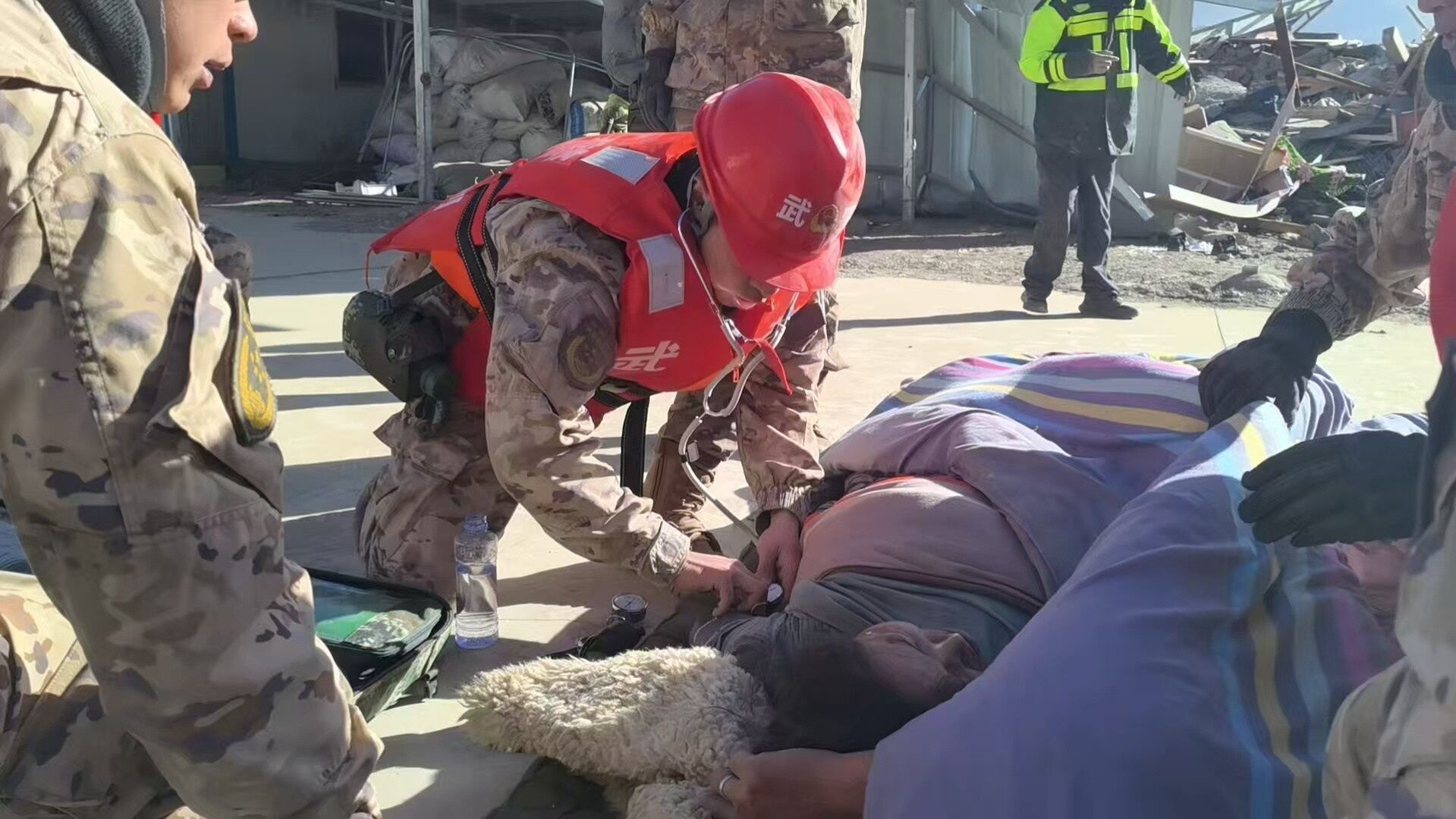 Rescuers attend to an injured person in Changsuo Township of Dingri County in Xigaze, southwest China's Xizang Autonomous Region, 07 January 2025. At least of 95 people have been confirmed dead and 130 others injured during the 6.8-magnitude earthquake that jolted Dingri County in the city of Xigaze in in southwest China's Xizang Autonomous Region at 9:05 a.m. (Beijing Time) on January 7, according to regional disaster relief headquarters. EPA/XINHUA / LIU YOUSHENG CHINA OUT / UK AND IRELAND OUT / MANDATORY CREDIT EDITORIAL USE ONLY Dostawca: PAP/EPA.