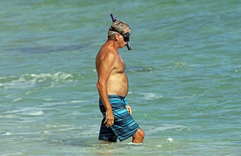 Pierce Brosnan z żoną relaksuje się na hawajskiej plaży 