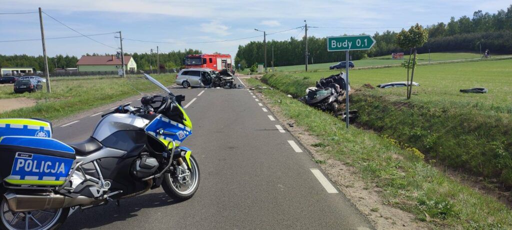 Alfonsów: Czołowe zderzenie dwóch aut. 4 osoby ranne, z czego jedna nieprzytomna. Droga była zablokowana