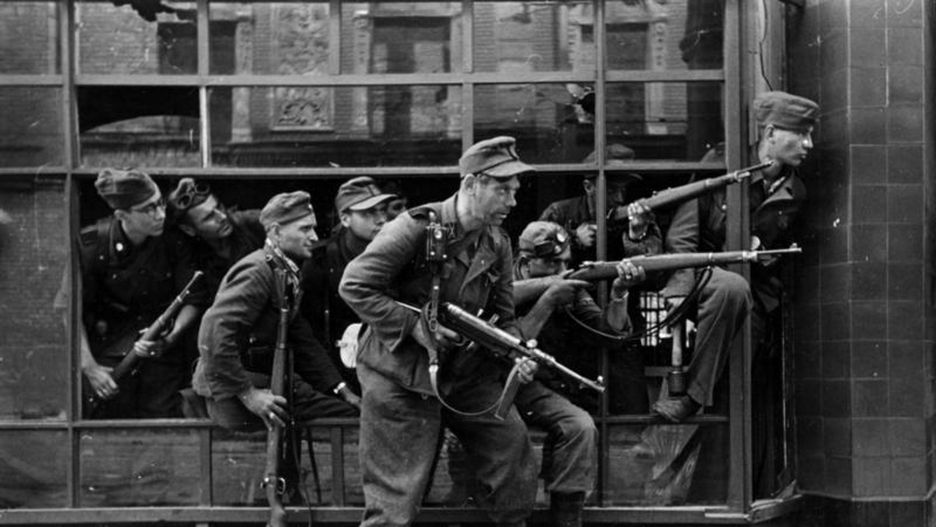 Żołnierze Waffen-SS pułku Dirlewangera podczas walk w rejonie ul. Focha