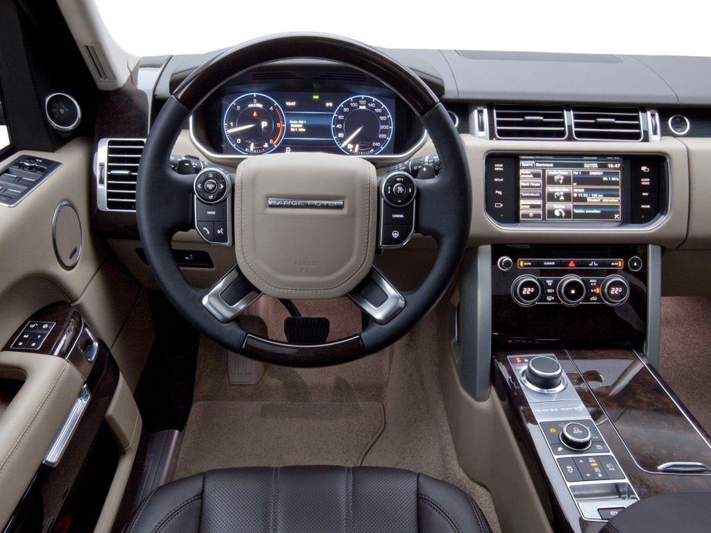 Range Rover L405 po raz kolejny zaprezentował najwyższy poziom luksusu i innowacji w dziedzinie komfortu wnętrza. Już 3 lata temu wskaźniki były wyświetlane na ekranie TFT