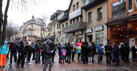 Zakopane. Gigantyczna kolejka na Krupówkach