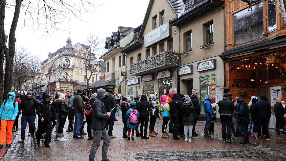 Zakopane. Otwarta restauracja na Krupówkach.