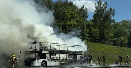 Spłonął autokar na A4. "Bardzo przytomne zachowanie kierowcy"