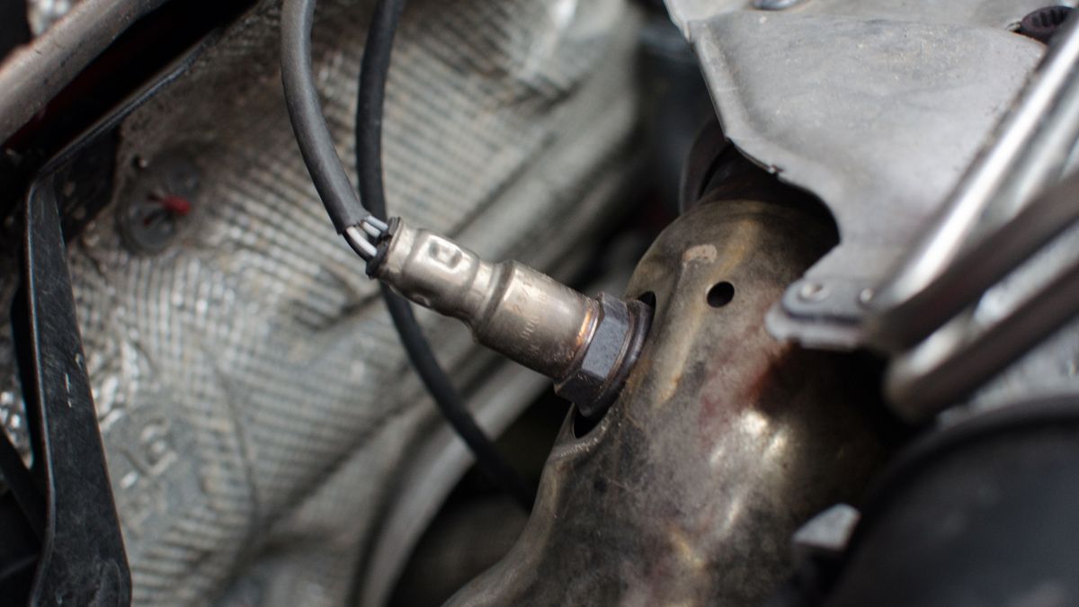 Pierwsza sonda lambda jest umieszczona blisko silnika, ale obecnie stosuje się ich więcej i umieszcza w układzie wydechowym