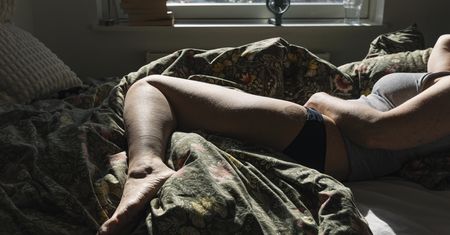 Tak śpij podczas upałów. Prosty trik Japończyków