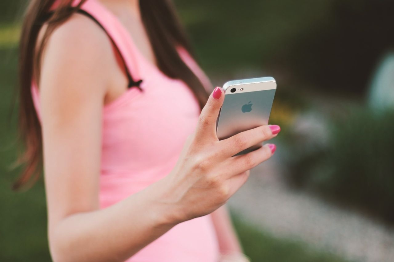 Nagie zdjęcia z iPhone'a studentki trafiły na Facebooka. Wgrał je... serwis sprzętu Apple