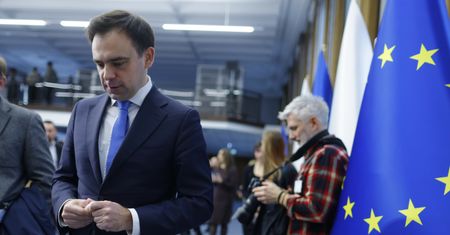 Słowem - polaryzacja. Sondaż pokazuje zdanie Polaków o milionach dla PiS