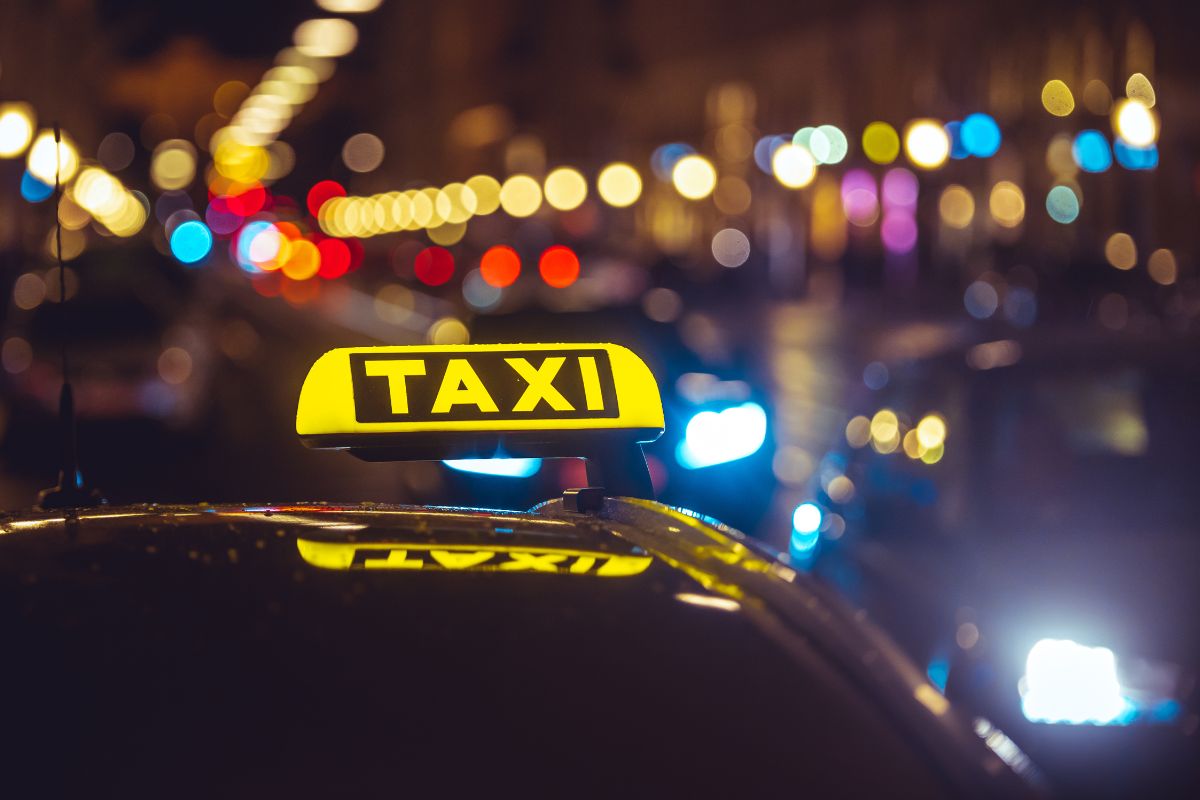 Taxi nocą w mieście
