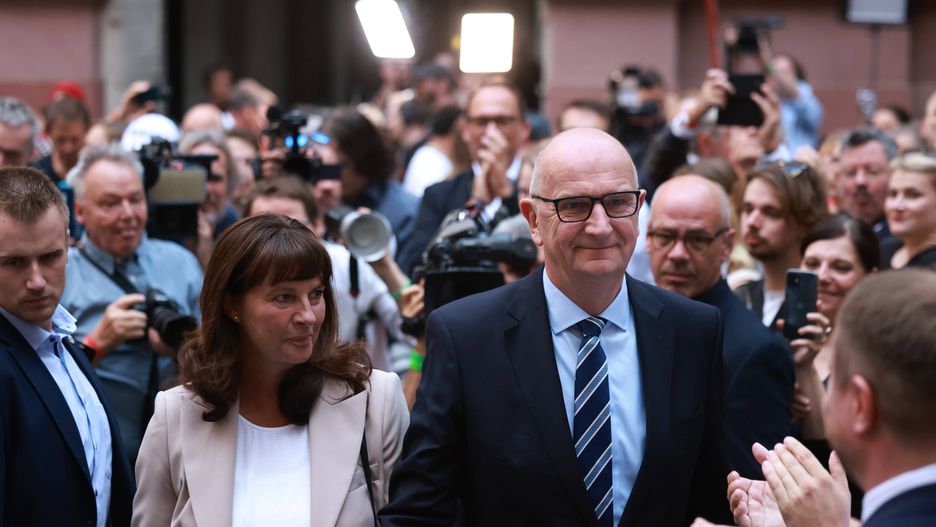 State election in Germany's Brandenburg
epa11619519 Social Democratic Party (SPD) top candidate and Brandenburg State Premier Dietmar Woidke (R) and his wife Susanne arrive after the first projections in the regional state parliament election in Brandenburg during the election evening of the regional Social Democratic Party (SPD) in Potsdam, Germany, 22 September 2024.  EPA/CLEMENS BILAN 
Dostawca: PAP/EPA.
CLEMENS BILAN