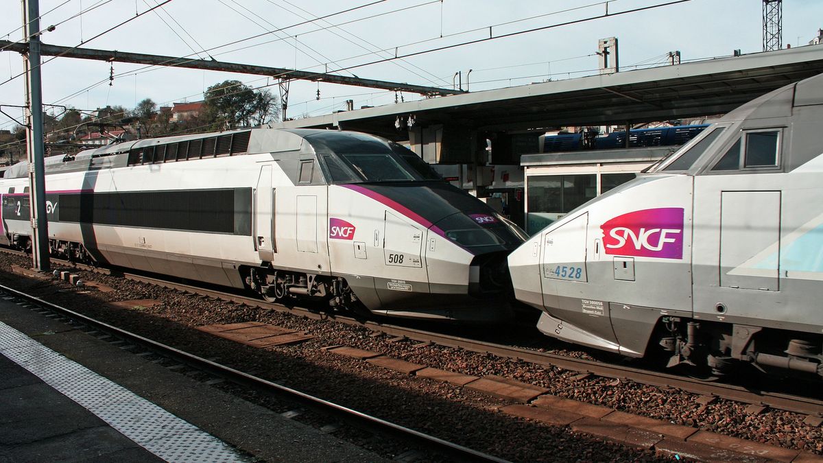 Pracownicy francuskich kolei państwowych SNCF są upoważnieni do wystawiania pasażerom mandatów i wyrzucenie z pociągu za nienoszenie maseczki 
