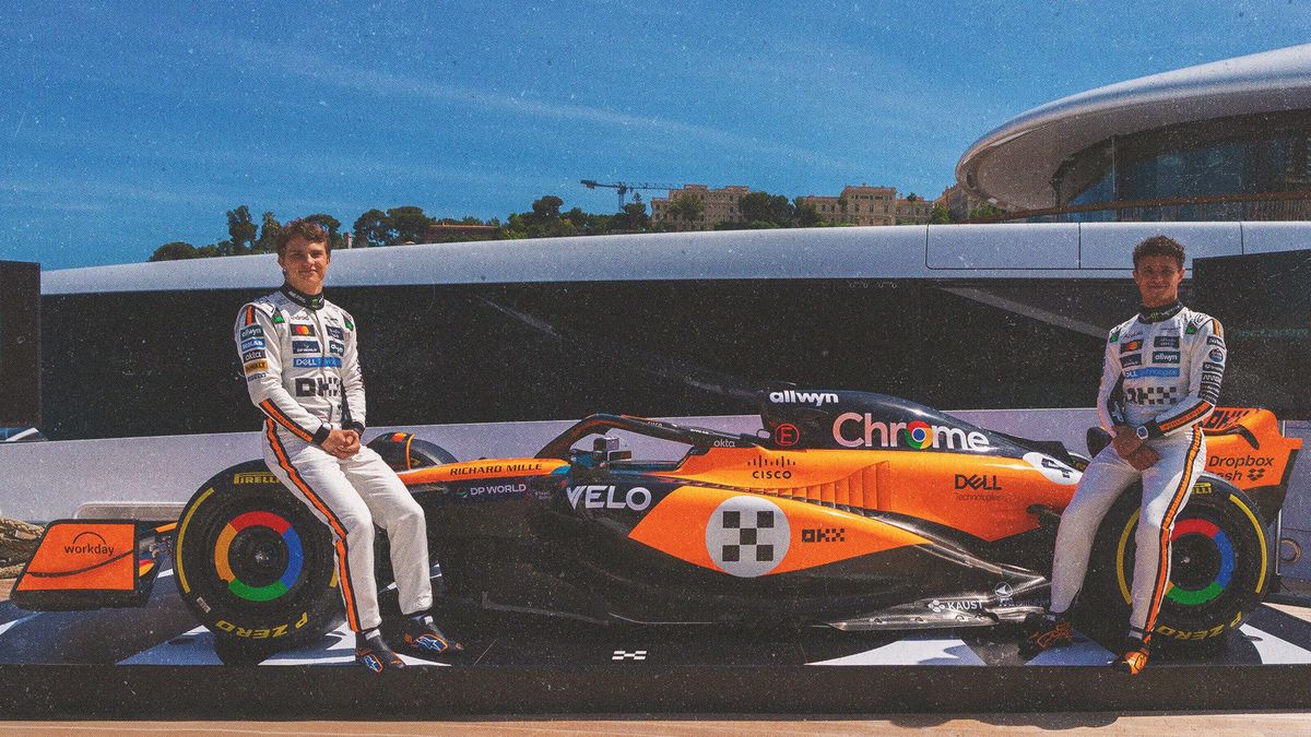 Twitter / McLaren / Na zdjęciu: Oscar Piastri i Lando Norris na tle bolidu McLarena