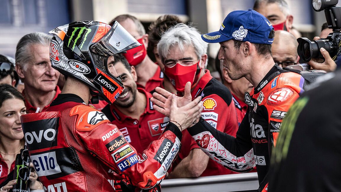 Zdjęcie okładkowe artykułu: Materiały prasowe / Ducati / Na zdjęciu: Francesco Bagnaia (po lewej) i Aleix Espargaro
