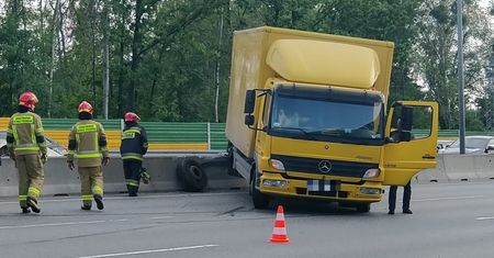 Warszawa. Wypadek na S8. Ciężarówka uderzyła w barierkę