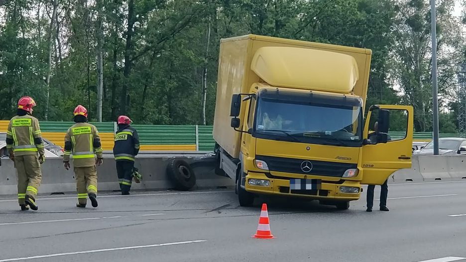 Warszawa. Wypadek na S8. Ciężarówka na barierkach