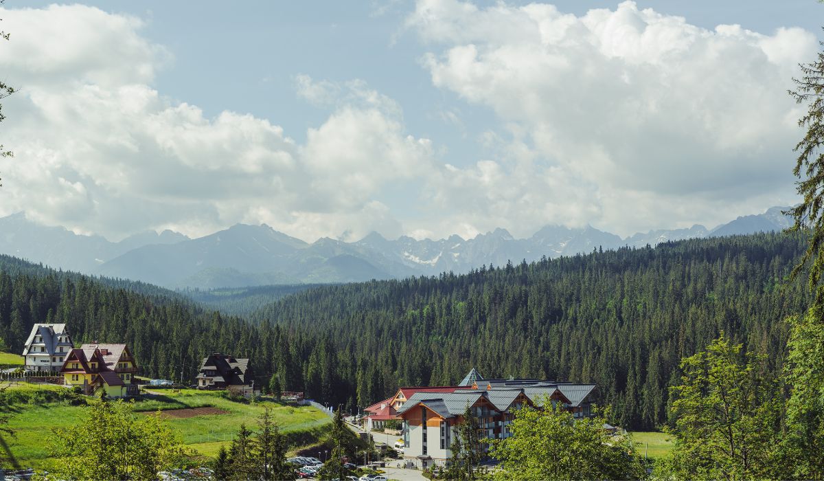 W górskich resortach najwięcej turystów pojawia się zimą i latem - Pyszności; Fot. Adobe Stock