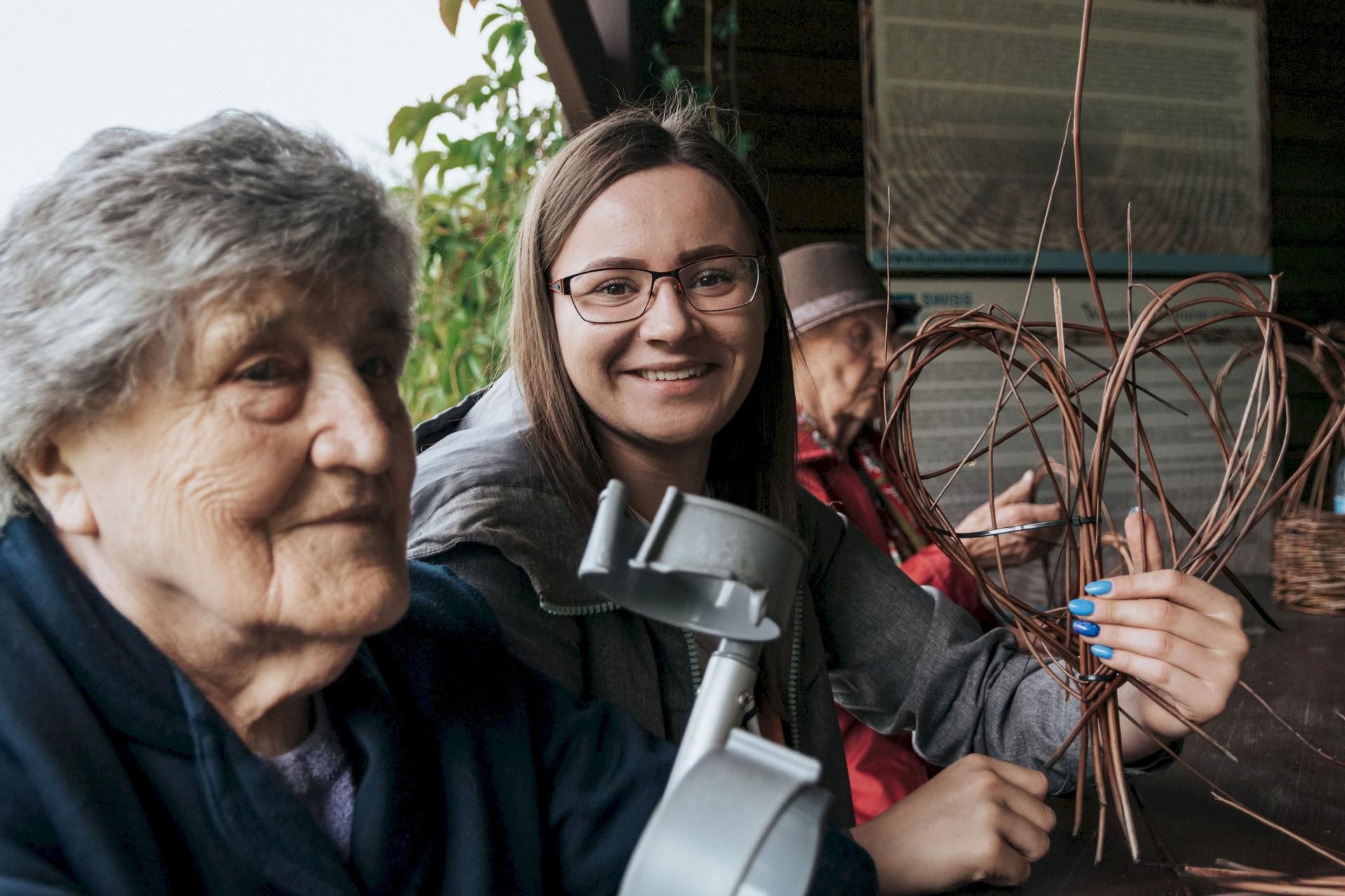 Wolontariusze animują osamotnionym osobom starszym czas