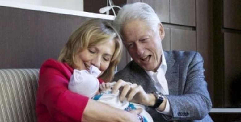 Bill Clinton pochwalił się wnuczką. Trzyma ją w ramionach. Jest taka słodka i malutka
