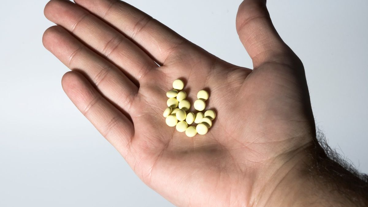 Indapamid jest tiazydowym lekiem moczopędnym. Wskazaniem do terapii są obrzęki u osób z zastoinową niewydolnością serca oraz leczenie nadciśnienia.