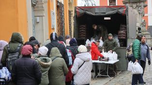 Tłum wrocławian na Ostrowie Tumskim. Caritas rozdawał święconki