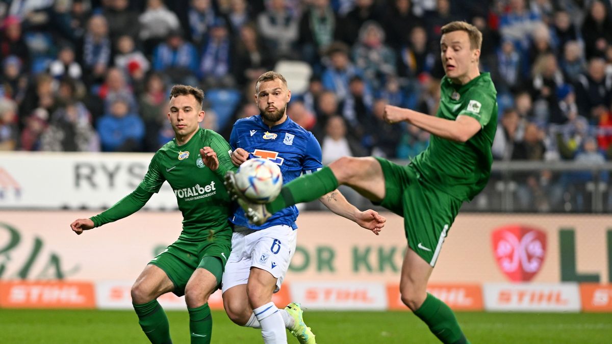 PAP / Jakub Kaczmarczyk  / Na zdjęciu: Jesper Karlstroem (C) oraz Robert Ivanov (P) i Konrad Matuszewski (L)