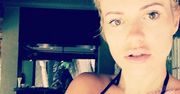 Doda w skąpym bikini całuje mocno i przesyła pozdrowienia [wideo]
