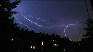 Silne burze nad całym regionem. Możliwe gradobicia i wichury do 100 km/h