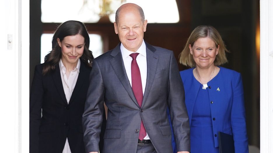 German Chancellor Olaf Scholz (C), Finnish Prime Minister Sanna Marin (L) and Swedish Prime Minister Magdalena Andersson (R) arrive for a press statement on the occasion of a closed meeting of the federal cabinet in Meseberg, Germany, 03 May 2022. Marin and Andersson are invited as guests to the meeting whose agenda will feature the impact of the war in Ukraine on European security policy, the federal government said. The German government meets for a two day retreat at the guest house of the German government in Meseberg near Berlin. EPA/CLEMENS BILAN Dostawca: PAP/EPA.