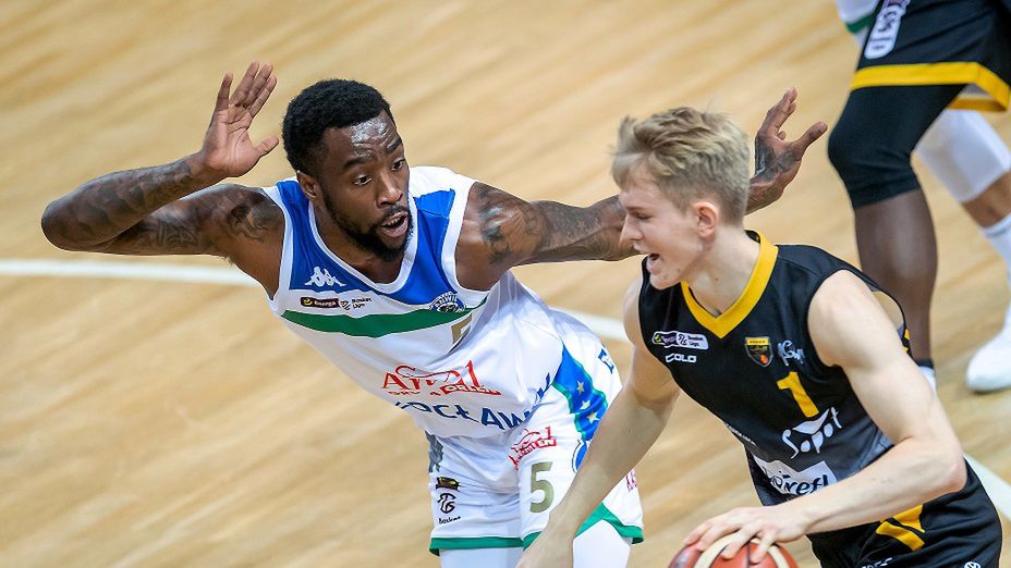 Łukasz Kolenda i Tony Wroten