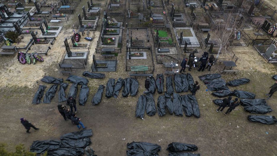 Wojna w Ukrainie - masakra cywil�w w BuczyPolicemen work on the identification process following the killing of civilians in Bucha, before sending the bodies to the morgue, on the outskirts of Kyiv, Ukraine, Wednesday, April 6, 2022. (AP Photo/Rodrigo Abd)AP