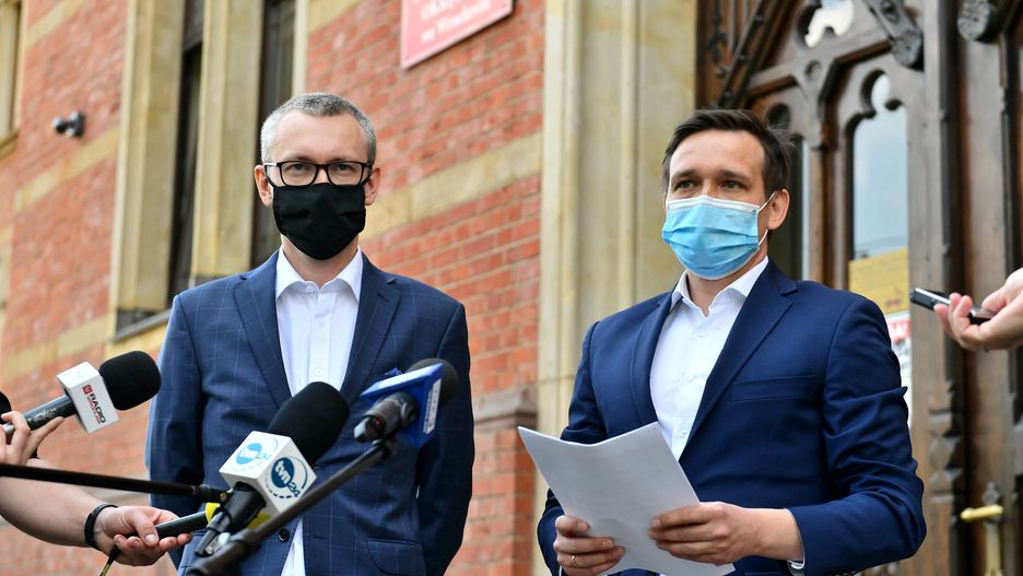 Wybory 2020. Poseł PO-KO Michał Jaros (P) oraz mec. Radosz Pawlikowski (L) przed budynkiem prokuratury 