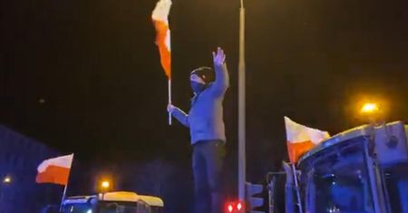 Rolnicy protestują w Warszawie. Zablokowane skrzyżowanie i rozsypana kapusta
