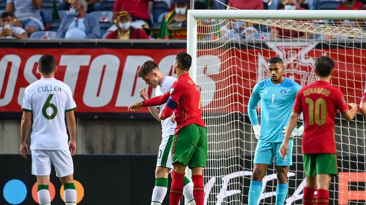 Zdjęcie okładkowe artykułu: Getty Images / Stephen McCarthy  / Cristiano Ronaldo uderza Darę O'Sheę