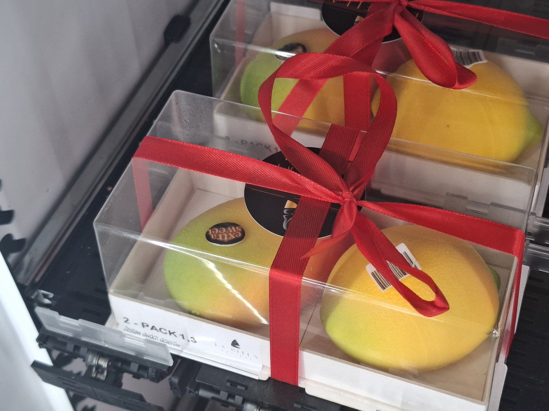 Automat z ręcznie robionymi deserami stanął na wrocławskim Muchoborze we wrześniu 2025. To jedyny automat, w którym dostaniecie tzw. monoporcje, czyli pojedyncze desery, które często sa jak kulinarne dzieła sztuki.