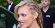 Anja Rubik w chabrowej sukni przyjechała na spotkanie do organizacji charytatywnej. Prosto z Cannes [zdjęcia]