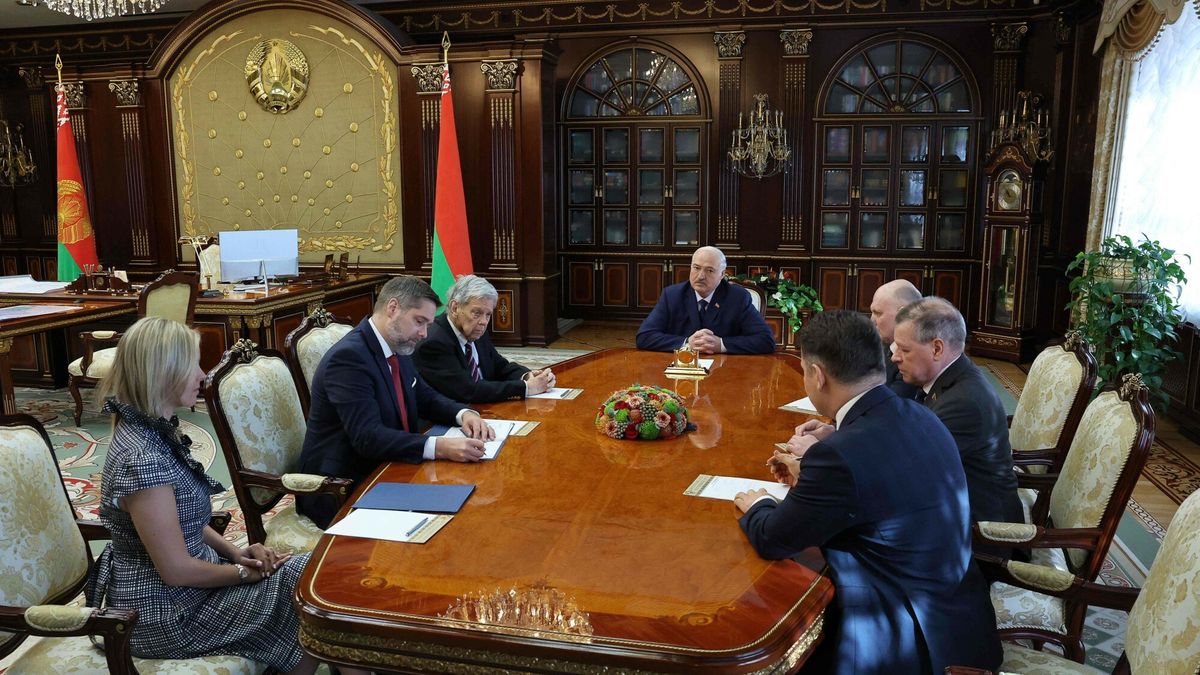 Spotkanie Aleksandra ?ukaszenki z Johnem Coalem
In this handout picture taken and released by the Belarusian presidential press service on March 19, 2026, Belarus' President Alexander Lukashenko meets with US envoy John Coale in Minsk. (Photo by Handout / Belarusian presidential press service / AFP) / RESTRICTED TO EDITORIAL USE - MANDATORY CREDIT "AFP PHOTO / Belarusian presidential press service" - HANDOUT - NO MARKETING NO ADVERTISING CAMPAIGNS - DISTRIBUTED AS A SERVICE TO CLIENTS
HANDOUT