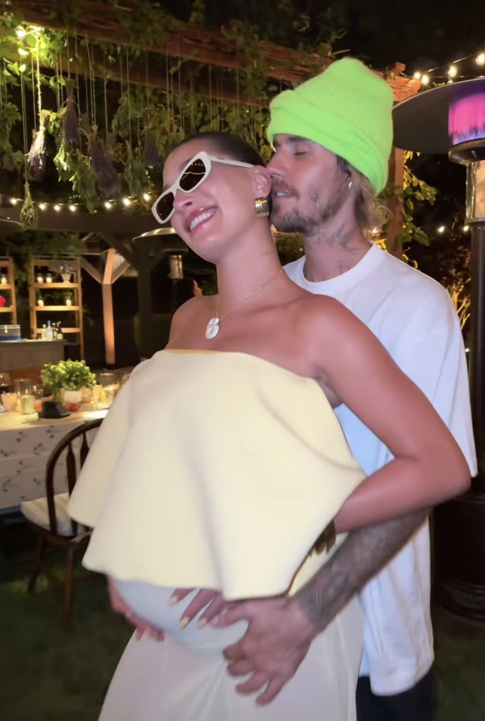 Hailey Bieber eksponuje brzuch w objęciach Justina Biebera