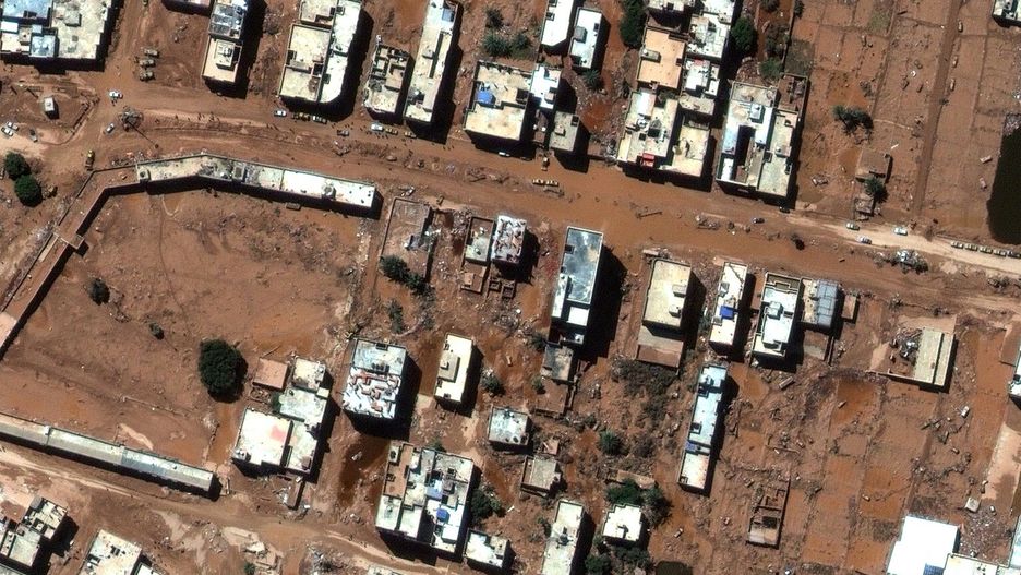 Ta kombinacja zdjęć satelitarnych z Maxar Technologies pokazuje dzielnicę Derny w Libii przed i po powodzią (Satellite image 2023 Maxar Technologies via AP)