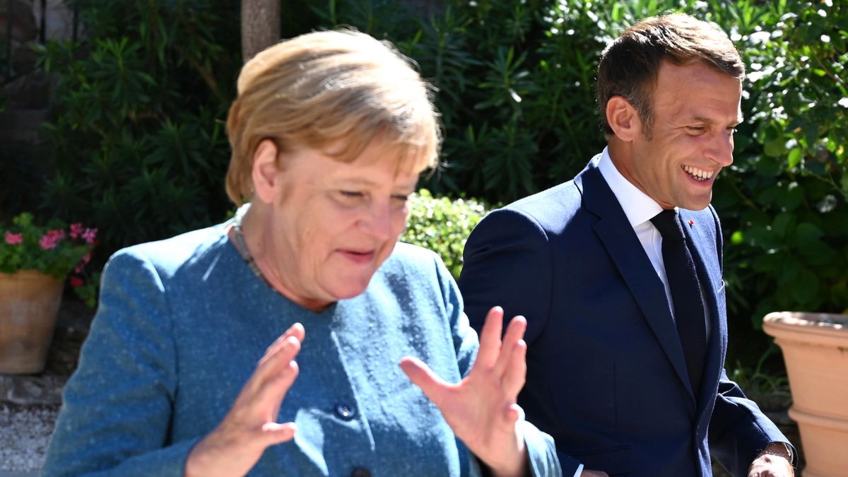 Zdjęcie okładkowe artykułu: PAP/EPA / CHRISTOPHE SIMON / Na zdjęciu: Angela Merkel i Emmanuel Macron