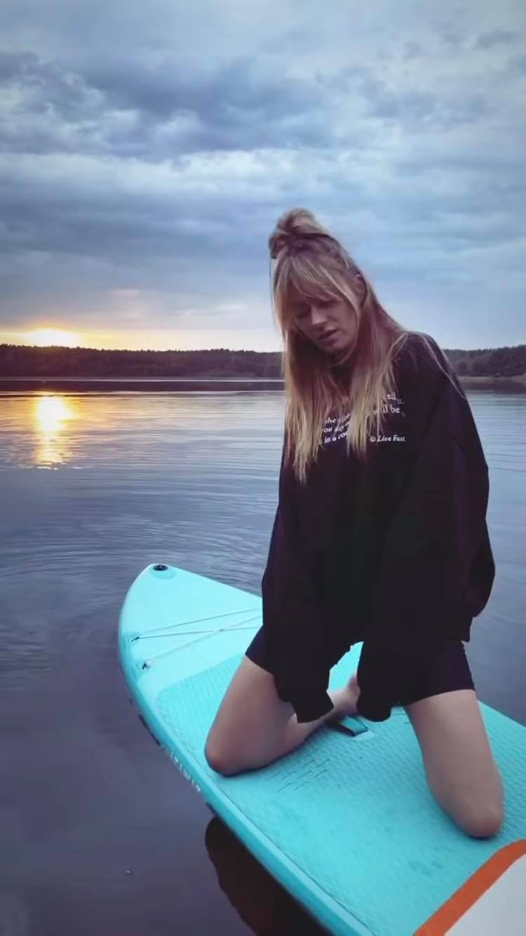 Marcelina Zawadzka prowokuje nadrukiem na bluzie