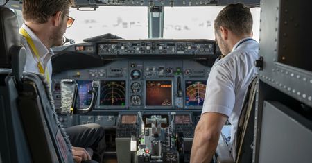 Te linie lotnicze planują wprowadzić zakaz noszenia brody przez pilotów