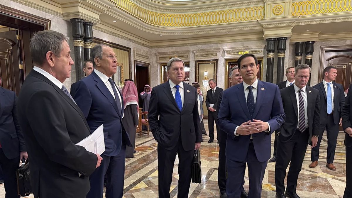 Wtorkowe spotkanie delegacji USA i Rosji w Rijadzie, podczas którego omawiana była możliwość zakończenia konfliktu w Ukrainie. Drugi od lewej szef rosyjskiego MSZ Siergiej Ławrow, pierwszy od prawej jego amerykański odpowiednik Marco Rubio